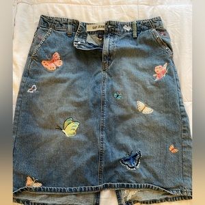 Super cute vintage GAP jean skirt with embroidery.